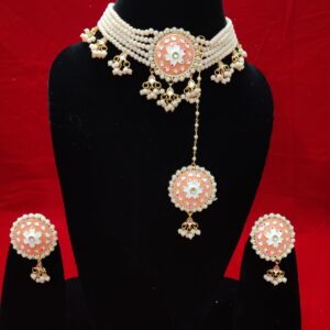 Peach kundan earring set with tikaa